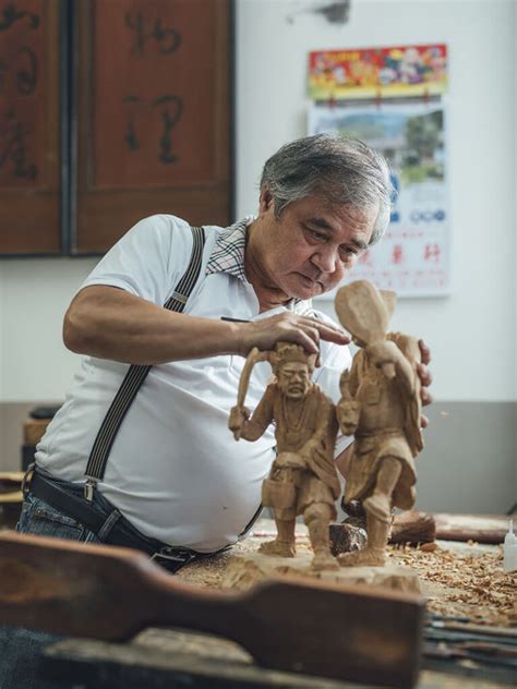 台灣木雕大師排名|奉獻木雕工藝近一甲子 彰化鹿港木雕大師李秉圭榮。